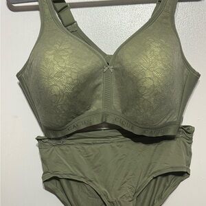 Cacique Green Lace Bra and Panty Set